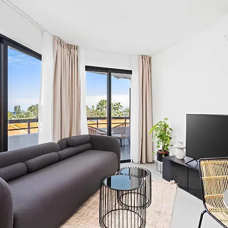 Finikoudes Marina View 201 라르나카
